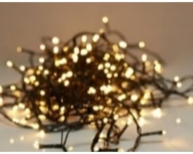 Tæt samling af Veli Line LED lyskæde med 40 varmhvide lys på en snoet sort ledning.