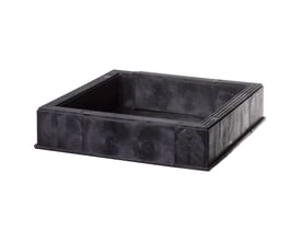 Sort, rektangulær Futura-bundsektion til kabelbrønd fra Uni-Seals, set skråt ovenfra med åbent indre; 900 x 600 x 150 mm.