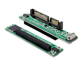 DeLock-adapter til 2,5-tommers IDE-harddisk med 44-pin og 22-pin SATA-stik, vist fra begge sider.