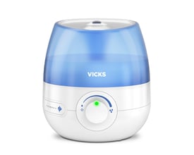 Vicks Mini Cool Mist luftfugter med blåt vand, der udsender kølig tåge for at forbedre indeklimaet.