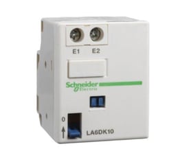 Mekanisk indkoblingslås fra Schneider Electric, model LA6DK10, med 24V AC/DC spænding og terminaler mærket E1 og E2.