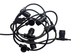 Sort lyskæde på 0,6 meter med B22 fatning og H07RN-F 2x1,5mm2 kabel, ideel til indendørs og udendørs brug.