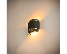 SLV Pantilo Rope væglampe i sølv, med G9-fatning, der lyser op ad en væg.