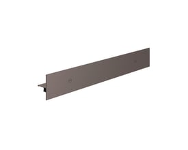 Svedbergs Skoga brusehylde i mocca-farvet aluminium, set skråt forfra med den lange, flade hyldeprofil.