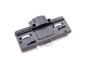 Sort pendeladapter fra SpectrumLED til 3-faset skinnesystem, set skråt ovenfra med kontakter og beslag synlige.
