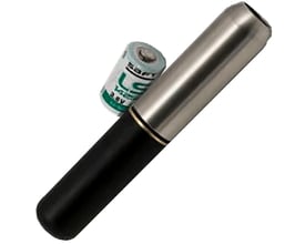 Leica Ezisonde PL18-33 transmitter sonde vist sammen med et 3.6V batteri, der viser sonde og strømkilde klar til brug.