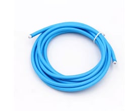 En 5 meter lang, lyseblå stofledning med 2x0.75 mm² ledere, oprullet på en hvid baggrund med et hvidt kabelbind.