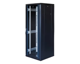 Toten G6 gulvskab i sort, 32U, 600x600, åbent front med 19" monteringsskinner synlige, med glasdør til venstre.