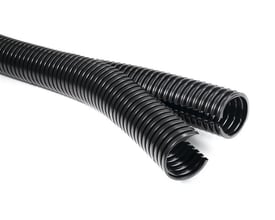 To stykker HellermannTyton sort PA6 korrugeret beskyttelsesslange, Ø34,5 mm, ligger side om side på hvid baggrund.