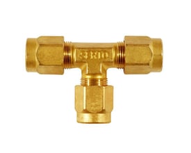 Serto T-stykke reduceret i messing med dimensionerne 10 x 10 x 8 mm, vist på hvid baggrund.