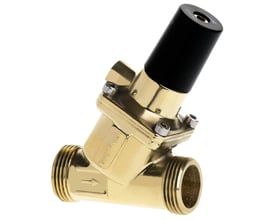 Frese PV Compact differenstrykregulator i messing, DN 15, med sort top og synlige skruer på hvid baggrund.