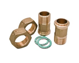 Sæt med 2 messing målerforskruninger, 1" x 3/4", rillet/trådhul med 35mm byggelængde, inkl. nipler, omløbere og pakninger.