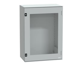 Schneider Electric vægskab 7035 poly, 747x536x300 mm med rude, præsenteret isoleret på hvid baggrund.