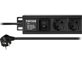 Nærbillede af Toten strømskinne med 3 stk CEE 7/4 stik, en afbryder og et vinklet Schuko-stik på den medfølgende 3 meter lange ledning.