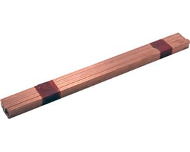 Stabel af Cubic CU 5X5 4P S225 skinner, bundtet med mørkebrunt tape, fremstår rustikke.