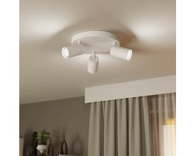 EGLO Telimbela-Z spotlampe i hvid monteret i loft, lyser varmt ned på et rum med gardiner.