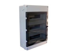 Robust gruppetavle i tekno-polymer, IP65-klassificeret og 48 moduler, med mørkegrå låge.