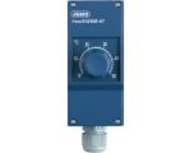 Blå staldtermostat med drejeknap til temperaturindstilling fra 0-50°C, mærket JUMO, med IP54 beskyttelse.