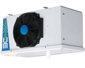 Fordamper 3C-A 3155-C med hvidt kasseformet kabinet og stor sort ventilator med blå midte, set skråt forfra.
