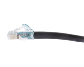 CommScope Patchkabel K6A 360GS10E LSZH, sort 2,14m, vist med et gennemsigtigt RJ45 stik med blå detaljer.