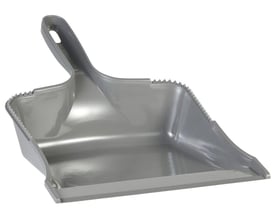 Vikan fejebakke set fra siden i grå polypropylen, viser den 210mm brede front og den tandede kant til afrensning af børster.