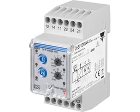 Carlo Gavazzi Type A-jordfejlsrelæ, justerbart op til 5 A, set skråt forfra med blå knapper og tilslutninger.