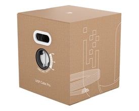Ubiquiti UISP Cable Pro 305m STP CAT 5e netværkskabel i sort, vist i sin papkasse med kabelstyringsfunktion og designgrafik.