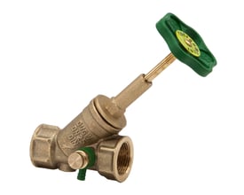Nil 1" friløbs stopventil i messing med grønt håndtag og aftapningsfunktion på hvid baggrund.