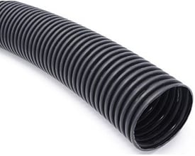 GreenMax 80/71,5 mm PE-vandings-/luftningsrør, 50 meter, vist i et nærbillede der fremhæver dets sorte, korrugerede overflade og indvendige diameter.