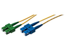 Fiberoptisk patchkabel med gule LSZH-kappe og SC/APC (grøn) til SC/UPC (blå) duplex konnektorer, 2 meter langt.