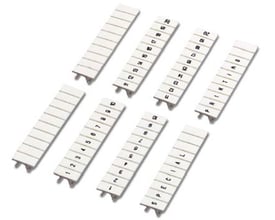 Nærbillede af Phoenix Contact mærkeskilte, med tal fra 1-20 og bogstaver, fremstillet i hvid PA.