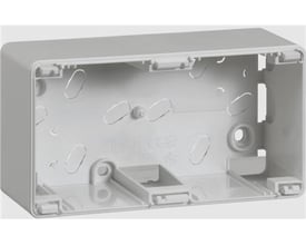 Lauritz Knudsen Opus66 underlag i lysegrå plast med 2 moduler og 45 mm dybde, vist indvendigt med monteringsmuligheder.