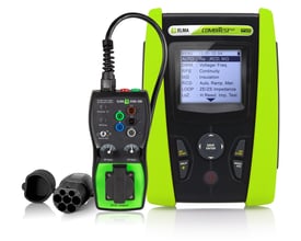 Elma Instruments Combitest 422 og EVSE-200 enheder forbundet med kabel, inklusive EVSE adapter og stik, på hvid baggrund.