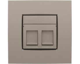 Tættere visning af Niko dataudtags afdækning i bronze, der fremhæver den matte overflade og de to RJ45 porte.