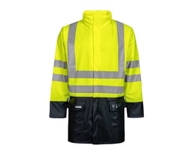 Lyngsøe Rainwear brandhæmmende HI-VIS-regnjakke i str. XS med hætte, reflekterende bånd og sort underdel, set forfra.