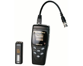 Elma 43 LAN kabeltester tilsluttet et kabel med BNC-stik, mens fjernterminalen ligger ved siden af.