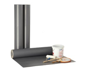 Gråt gulvpap juicepapir rullet ud og to ruller på en hvid baggrund, sammen med malerudstyr.