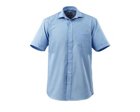 Mascot Crossover skjorte i lysblå med korte ærmer, 70% bomuld og 30% polyester, på hvid baggrund.