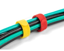 DeLock kabelbinder med burrebånd på 150 x 12 mm holder grønne og sorte kabler samlet med røde og gule bånd.
