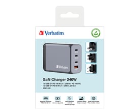 Verbatim GNC-140 GaN oplader 240W i sort, viser opladeren med tilhørende udskiftelige stik til USA, UK og EU.