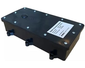 NID Smart VA-alarm med radar og 5G overvågning, fremstillet af sort plastik med label og skruer.