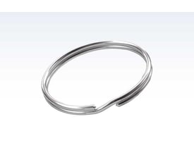 Roliba nøglering i forniklet stål med åben ringform; den udvendige diameter er 32 mm.