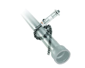 Nærbillede af Ridgid kæderørklipper 238-P monteret på et gråt støbejernsrør, med fokus på skæreleddet og kæden.