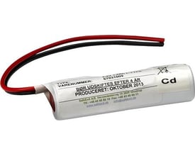 Eaton NiCd batteri 2,4V 1,5Ah L-type med røde og sorte ledninger. Tekst på etikette indikerer producent og udskiftningsdato.