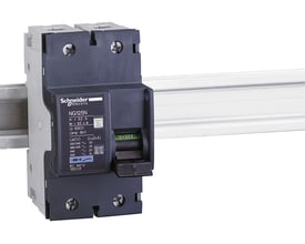 Schneider Electric NG125N 2-polet maksimalafbryder med 32A og C-karakteristik monteret på en DIN-skinne.