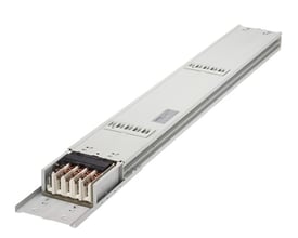 Siemens 2,25m skinne med 400A kapacitet, N+PE konfiguration og 8 udtag, vist med kobberledere indeni.