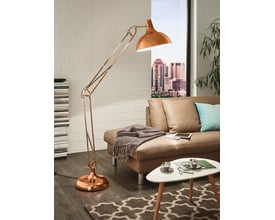 EGLO BORGILLIO gulvlampe i skinnende kobberfarve, stående i et moderne stuemiljø ved siden af en sofa og et sofabord.