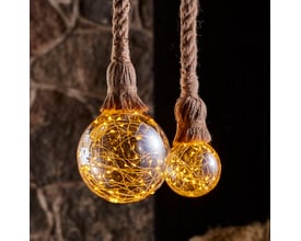 Nielsen Light Klokkeblomst globepære Ø95 mm med gyldent glas og indbygget LED lyskæde, hængende fra flettede snore.