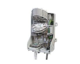 CommScope BUDI-1S-SP-A splidseboks åben, viser op til 96 fiberled, kassetter og interne kabler på hvid baggrund.