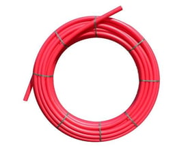 Uponor rødt PE-kabelrør, 40 x 2,5 mm og 100 meter, ligger sammenrullet med den glatte rørside synlig.